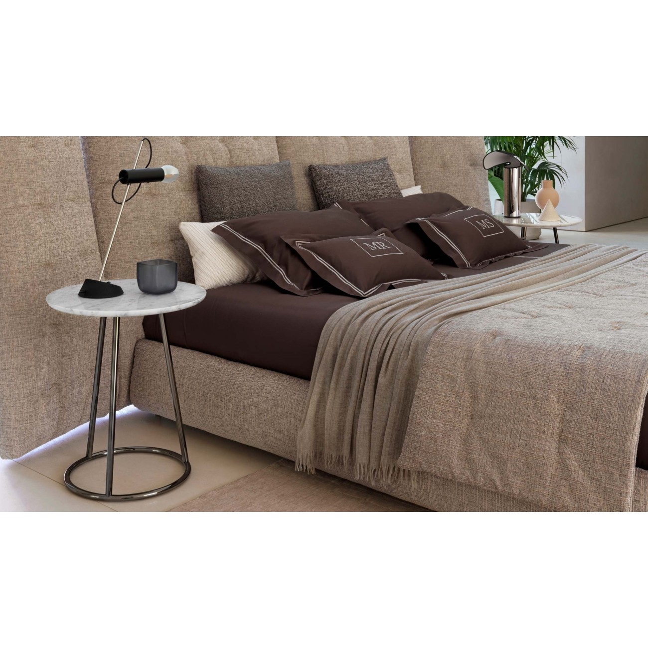 FLOU ANGLE PETITE TABLE