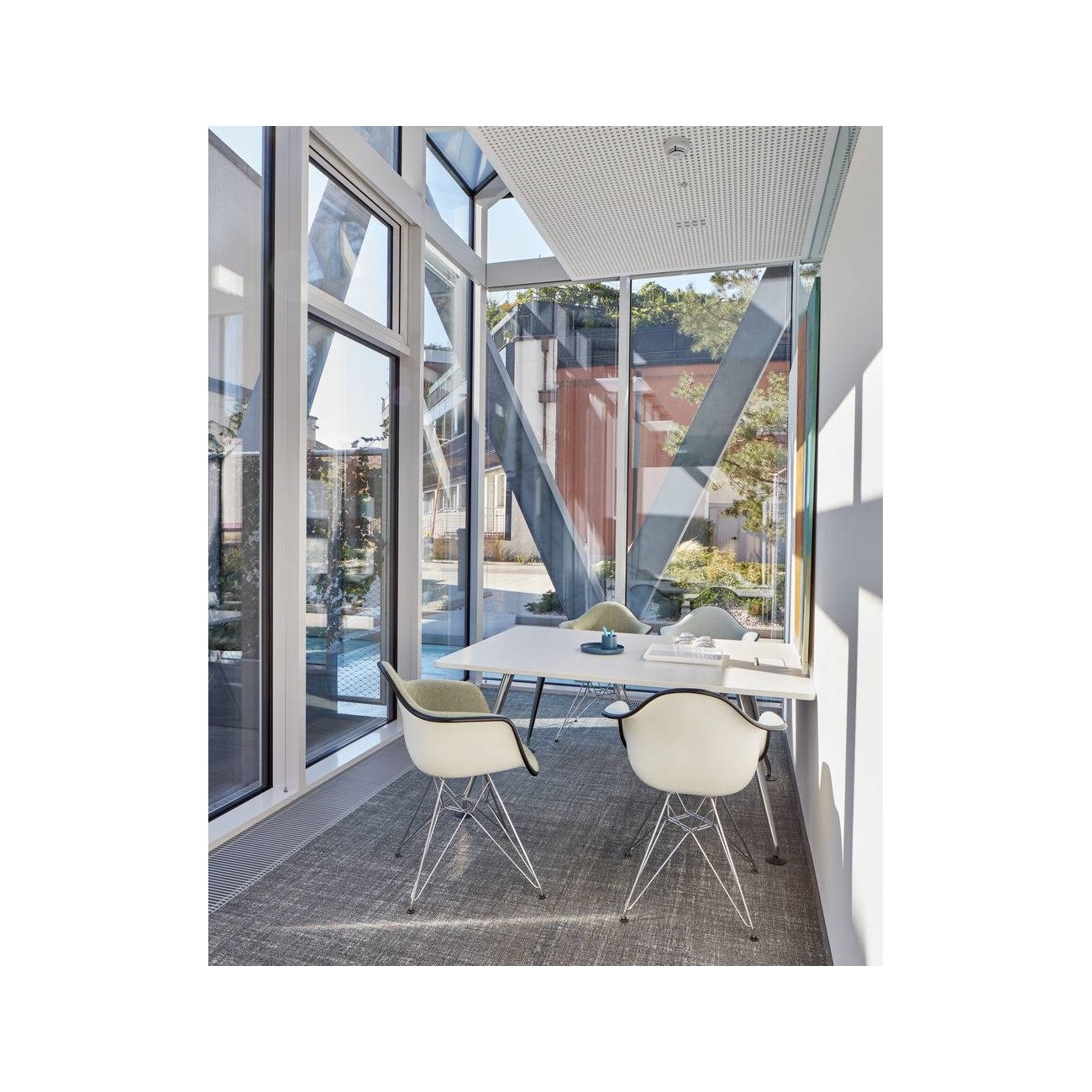 VITRA EAMES PLASTIC CHAIR DAR SEDIA