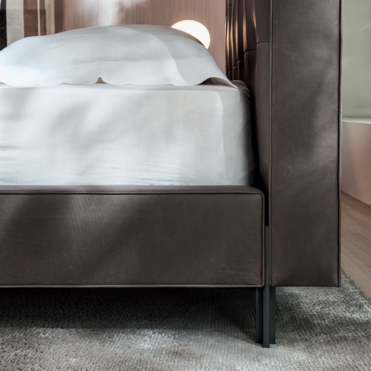 MOLTENI & C. ANTON LIT EN CUIR