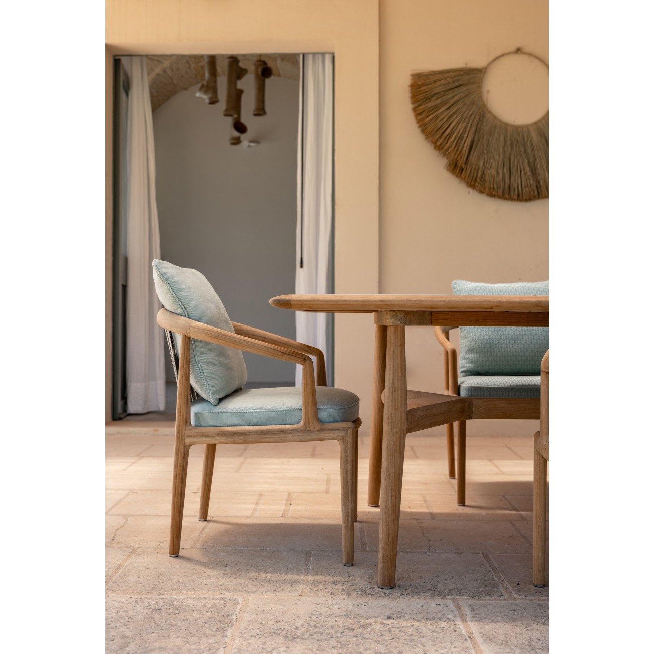 POLTRONA FRAU THE SECRET GARDEN TABLE