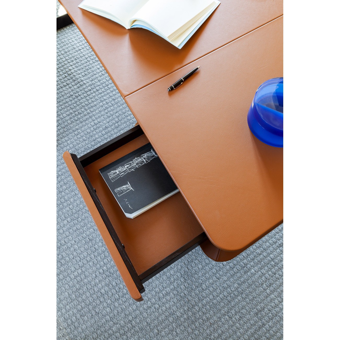 POLTRONA FRAU PEEK A BOOK DESK