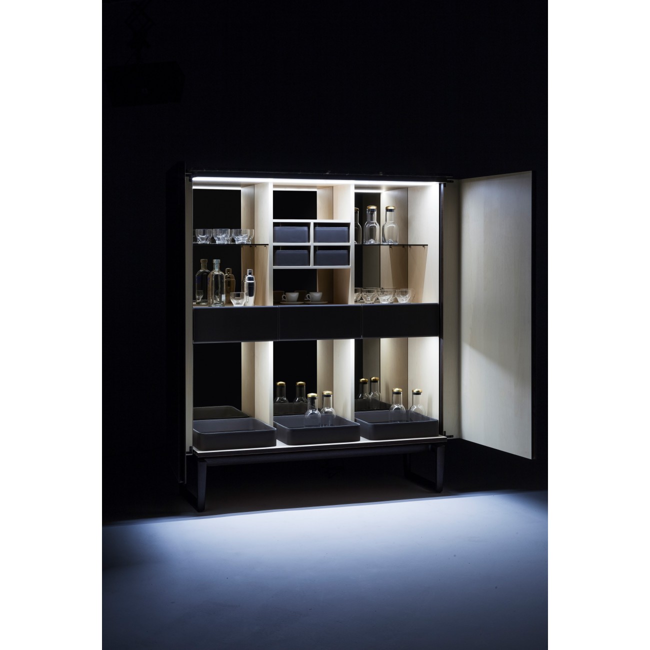 POLTRONA FRAU FIDELIO BAR CABINET
