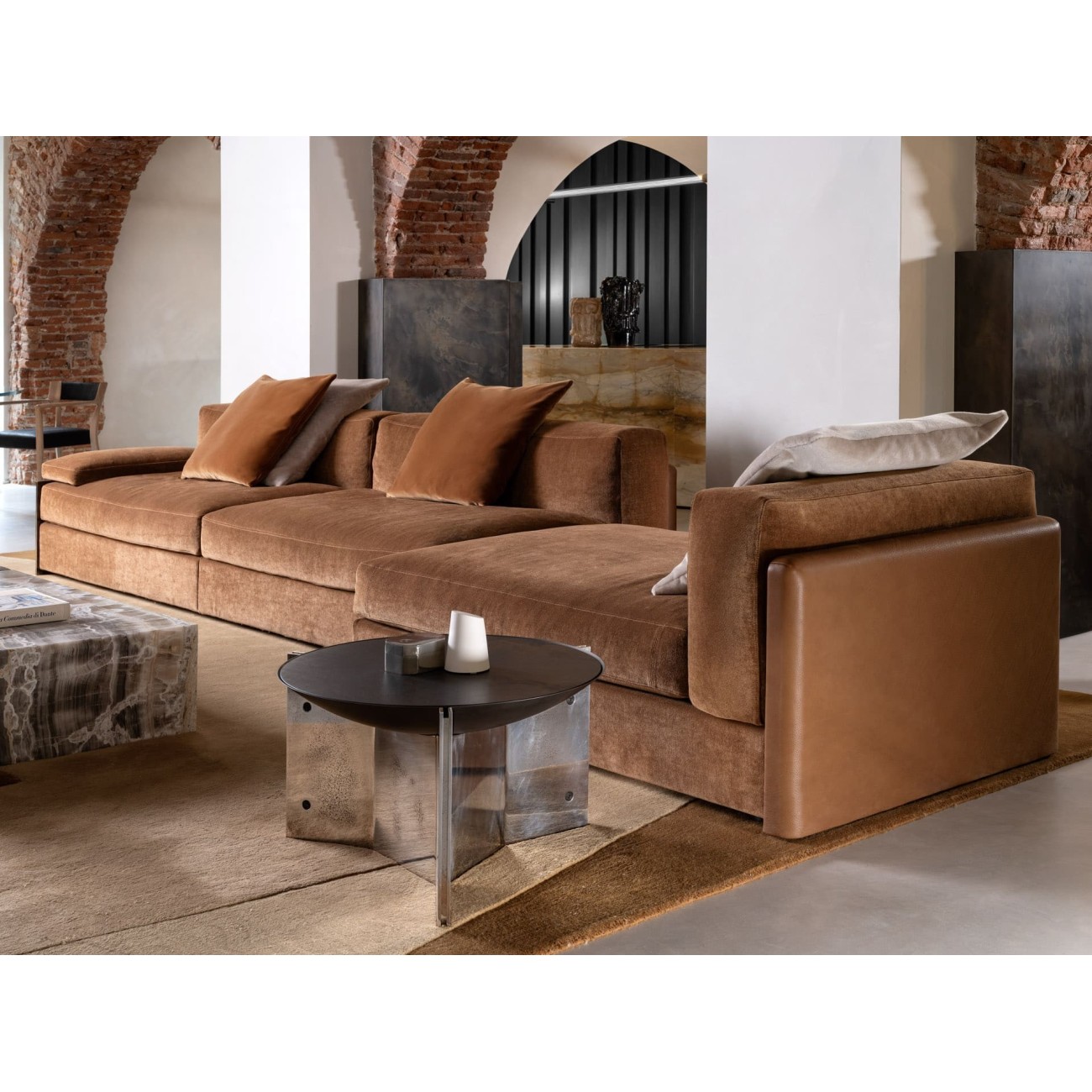 HENGE PETITE TABLE MUSE TALL