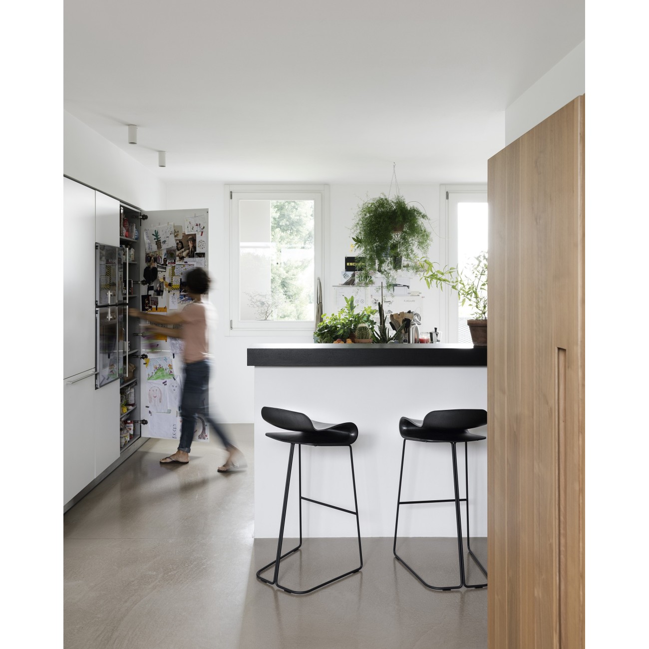 KRISTALIA BCN SGABELLO SU SLITTA COLORATA